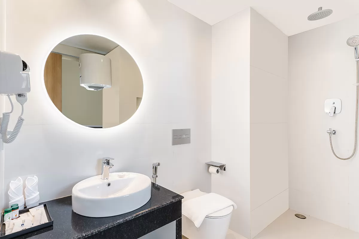 Deluxe Suite - Bathroom